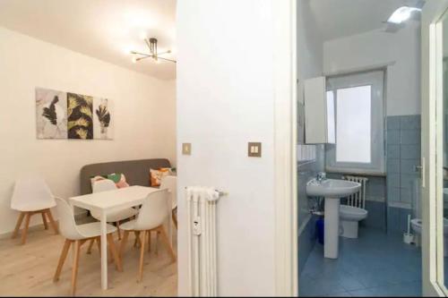 - une cuisine et une salle à manger avec une table et un évier dans l'établissement city flat [strategic position], à Turin