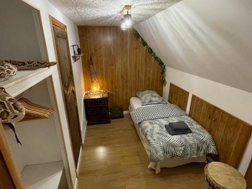 a small bedroom with a bed in a room at Le Panorama sur Beauval, face au Zoo de Beauval in Saint-Aignan