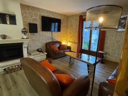 un salon avec un canapé et une table dans l'établissement Le Panorama sur Beauval, face au Zoo de Beauval, à Saint-Aignan