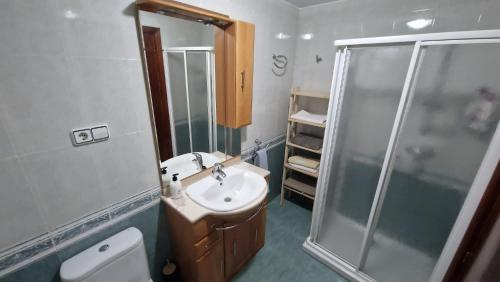 y baño con lavabo y ducha. en Apartamento ZONA en Albacete