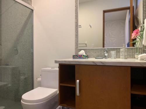 Ein Badezimmer in der Unterkunft Lunada PH with Private Rooftop and Jacuzzi by Caribe Rentas