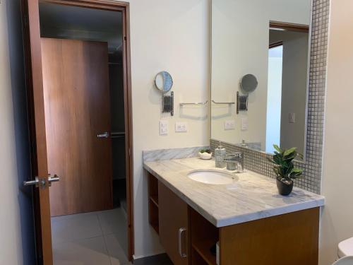 Ein Badezimmer in der Unterkunft Lunada PH with Private Rooftop and Jacuzzi by Caribe Rentas