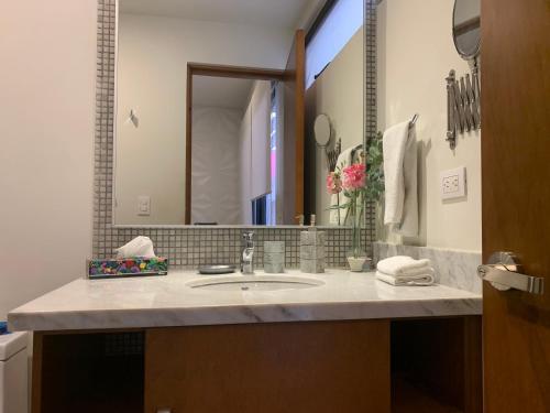 Ein Badezimmer in der Unterkunft Lunada PH with Private Rooftop and Jacuzzi by Caribe Rentas