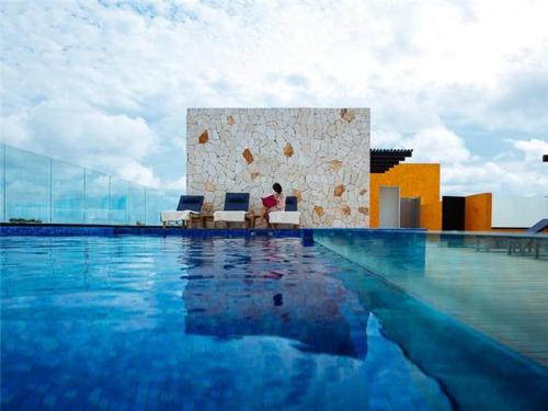 Der Swimmingpool an oder in der Nähe von Lunada PH with Private Rooftop and Jacuzzi by Caribe Rentas