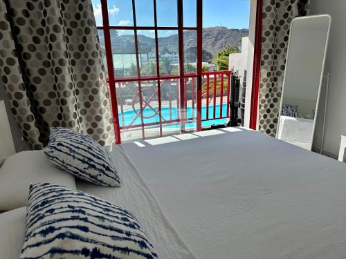 Un pat sau paturi într-o cameră la CURA MARINA Luxury Apartment