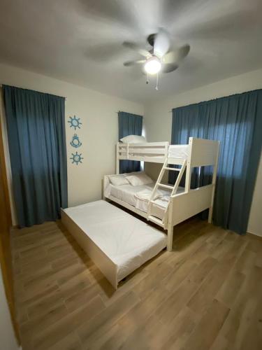 1 dormitorio con 2 literas y techo en Apartment in Bayahibe with pool en Bayahibe