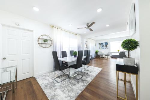 Galeriebild der Unterkunft Luxury Villa with hot tub! Walk to Beach & Bars in Long Beach