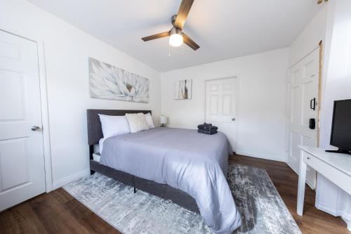 Galeriebild der Unterkunft Luxury Villa with hot tub! Walk to Beach & Bars in Long Beach