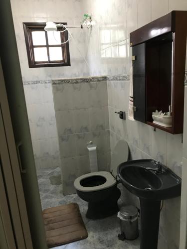 y baño con aseo y lavamanos. en Casa de Campo Terra da Paz, en Itatiba