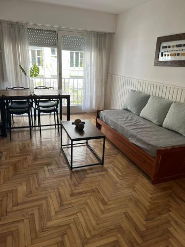 ein Wohnzimmer mit Sofa und Tisch in der Unterkunft Depto 2 ambientes Zona Aldrey in Mar del Plata