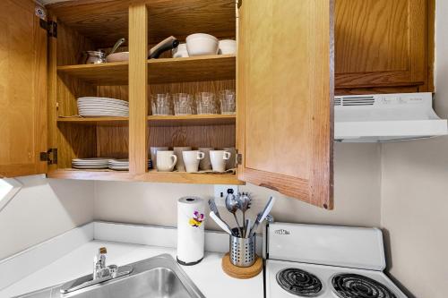 una cucina con lavandino e piano di lavoro di 1 Bdrm Modern Posh Upenndrexel Univ a Philadelphia