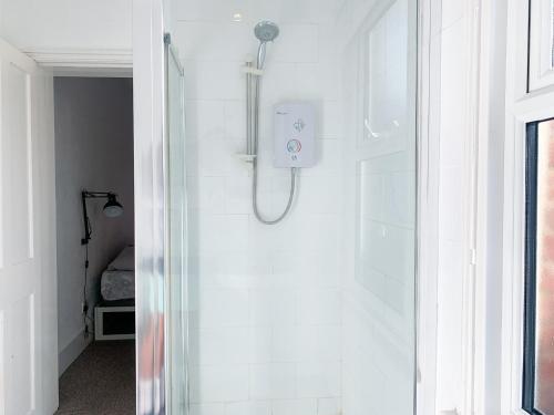 een douche met een glazen deur in de badkamer bij Love Lane - Cosy & Modern City Centre Guest Suite in Canterbury