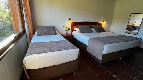 Hotel Pucon Green Park tesisinde bir odada yatak veya yataklar