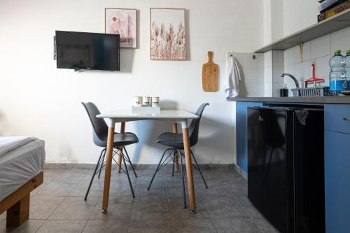 uma cozinha com mesa e cadeiras num quarto em Studio 91 By IsrApart em Ramat Gan