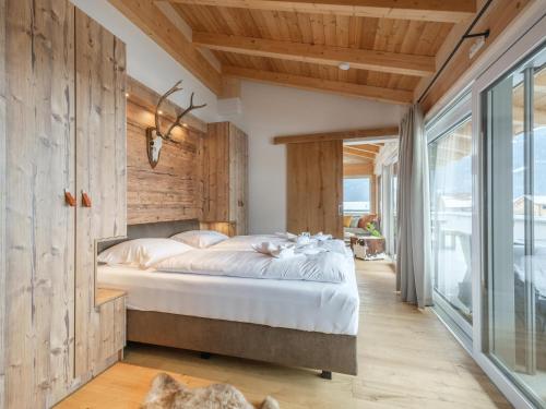 穆勞附近聖格奧爾根的住宿－Kreischberg The Exclusive Eight，一间卧室配有一张带木墙的大床