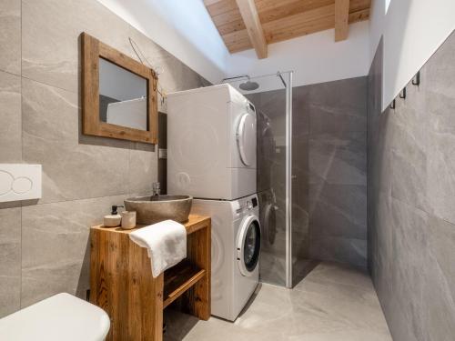 穆勞附近聖格奧爾根的住宿－Kreischberg The Exclusive Eight，浴室配有洗衣机、烘干机和水槽