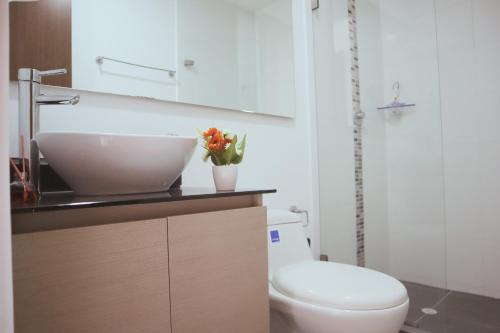 a bathroom with a white sink and a toilet at Espacioso apartamento en la mejor zona de Armenia - Edificio 1A Club House in Armenia
