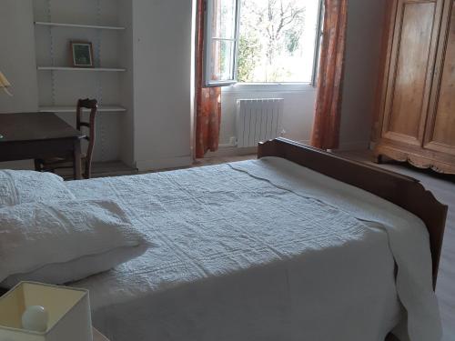 um quarto com uma cama, uma secretária e uma janela em Gîte Montreuil-le-Henri, 5 pièces, 10 personnes - FR-1-410-184 em Montreuil-le-Henri