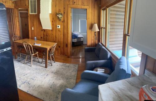 sala de estar con sofá azul y mesa en South Shore Resort - The Eagle, en Twin Lake