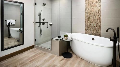 uma casa de banho com uma grande banheira branca e um chuveiro em Exquisite Upscale Oasis · Ski Resort em Breckenridge