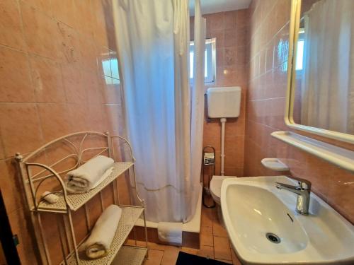 Ένα μπάνιο στο Apartments by the sea Barbat, Rab - 21809