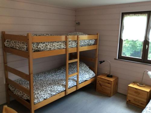 une chambre avec deux lits superposés et une fenêtre dans l'établissement Chalet confortable, proche des pistes de ski, avec jardin, terrasses couvertes et Wi-Fi à La Bresse - FR-1-589-86, à La Bresse