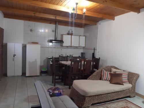 ein Wohnzimmer mit einem Sofa und einer Küche in der Unterkunft Sol y Luna 1 in Perito Moreno