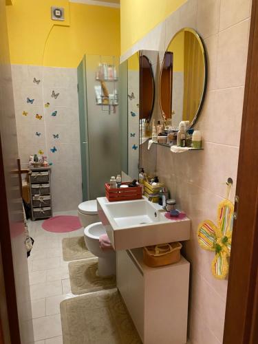 y baño con lavabo, aseo y espejo. en Soggiorno da Fiore, en Monte Rubiaglio