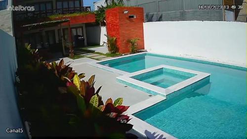 בריכת השחייה שנמצאת ב-Casa beira lagoa barra de São Miguel או באזור