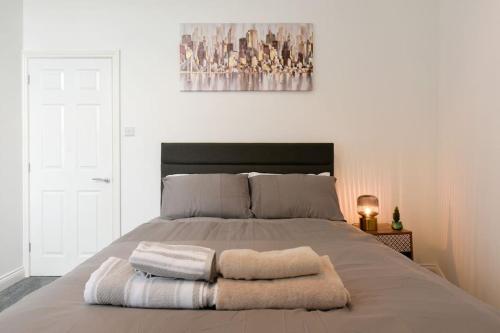 1 dormitorio con 1 cama con 2 toallas en Suite in the heart of Great Harwood en Great Harwood
