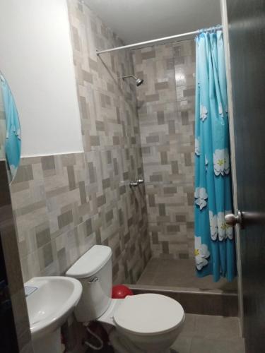 La salle de bains est pourvue d'une douche et de toilettes. dans l'établissement La Petite Maison, à Nazca