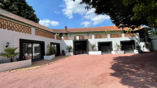 um edifício com uma entrada de terra vermelha em frente em La Terrasse Des Spas em Hazebrouck