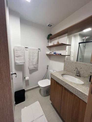 uma casa de banho com um lavatório e um WC. em Conforto e sofisticação studio 1104, centro de JF em Juiz de Fora