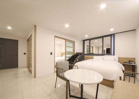 木浦的住宿－Rium Hotel，一间卧室配有一张床、一张桌子和一张沙发