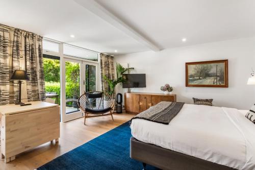 una camera con letto, scrivania e sedia di Gorgeous Herne Bay Pied Terre - Auckland Central ad Auckland