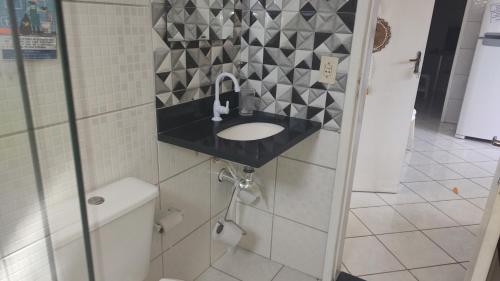 y baño con lavabo y aseo. en 101 Apartamento em Aracruz ES, en Aracruz