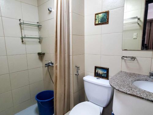 碧瑤的住宿－Kaias Transient & Condotels - 539 Albergo，浴室配有卫生间、盥洗盆和淋浴。