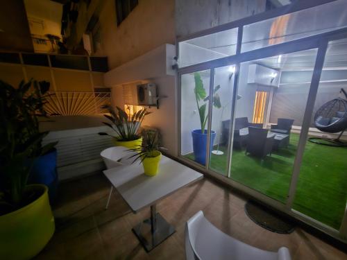Posezení v ubytování Cozy Apartment with Veranda Downtown
