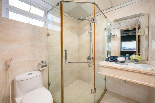 y baño con ducha, aseo y lavamanos. en Hai Mươi Hotel & Apartment, en Hanói