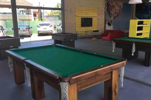 a pool table in a room with a garage at Uma Ilha no Ilhas do Caribe Resort in Matinhos