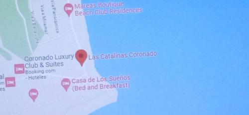a close up of a map with red pointers w obiekcie Villa Las Catalinas. Palaya Coronado. w mieście Playa Coronado