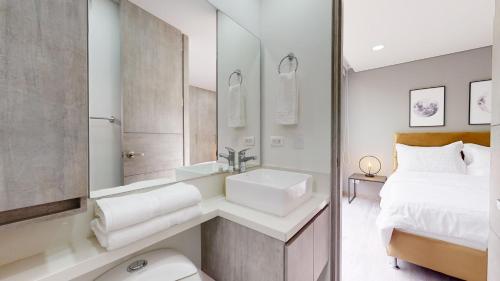 een badkamer met een bed, een wastafel en een toilet bij Lujoso Apto 2 habitaciones Chico Comfort in Bogota