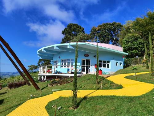 Taman di luar Pirâmide Quéops, Vila Mágica