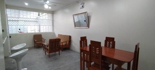 a dining room with a table and chairs and a mirror at La casita Azul - Río Mar - Iquitos in Iquitos