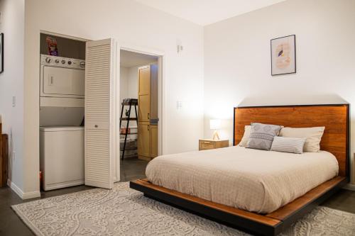 een slaapkamer met een groot bed en een koelkast bij Huge luxury loft for enjoying in Los Angeles