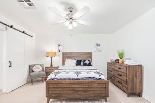 a bedroom with a bed and a ceiling fan at Vernon House - Stunning Cozy Vacation Home Near State Farm Stadium with Gym-Kitchen-Free Parking in Phoenix