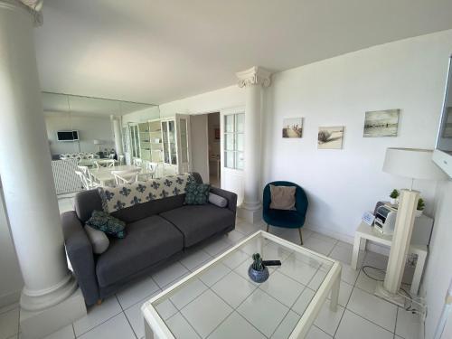 un salon avec un canapé et une table dans l'établissement Appartement T3 en bord de mer avec balcon, WIFI et parking sécurisé - FR-1-374-23, à Arcachon