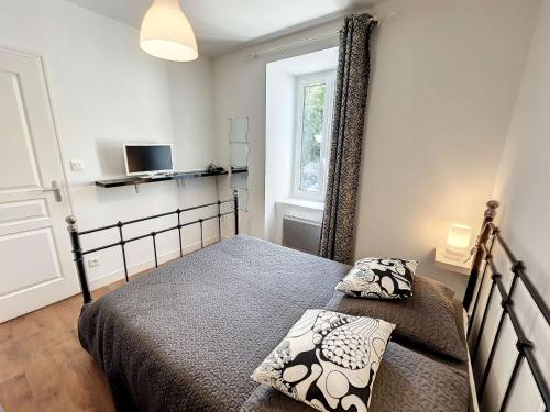 une chambre avec un lit et une fenêtre dans l'établissement Appartement cosy avec ascenseur à 150m de la plage et casino, wifi gratuit - FR-1-361-330, à Granville