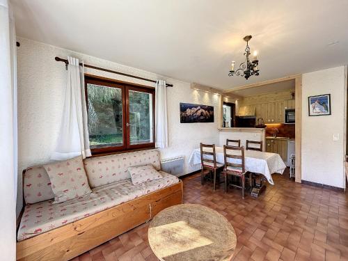 un salon avec un canapé et une table dans l'établissement Appartement 3 pièces de charme aux pieds des pistes à Combloux - FR-1-560-28, à Combloux