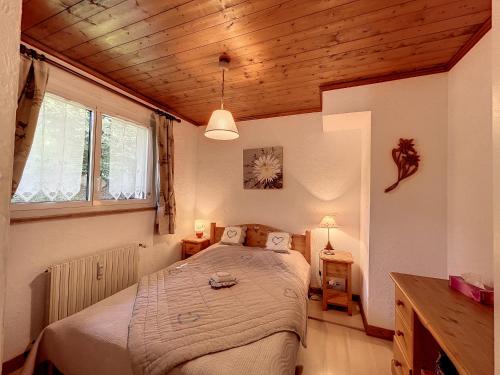 Giường trong phòng chung tại Bel Apt au Centre de Combloux avec Jardin, Balcon, Wifi et Parking à 300m des Commerces - FR-1-560-52